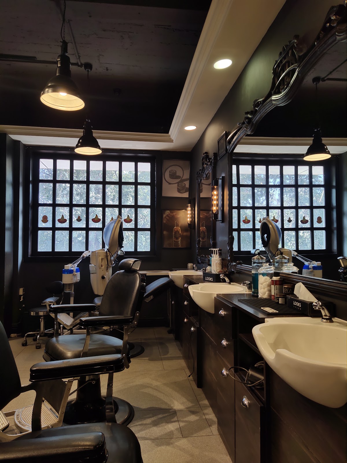 Looks Salon salon