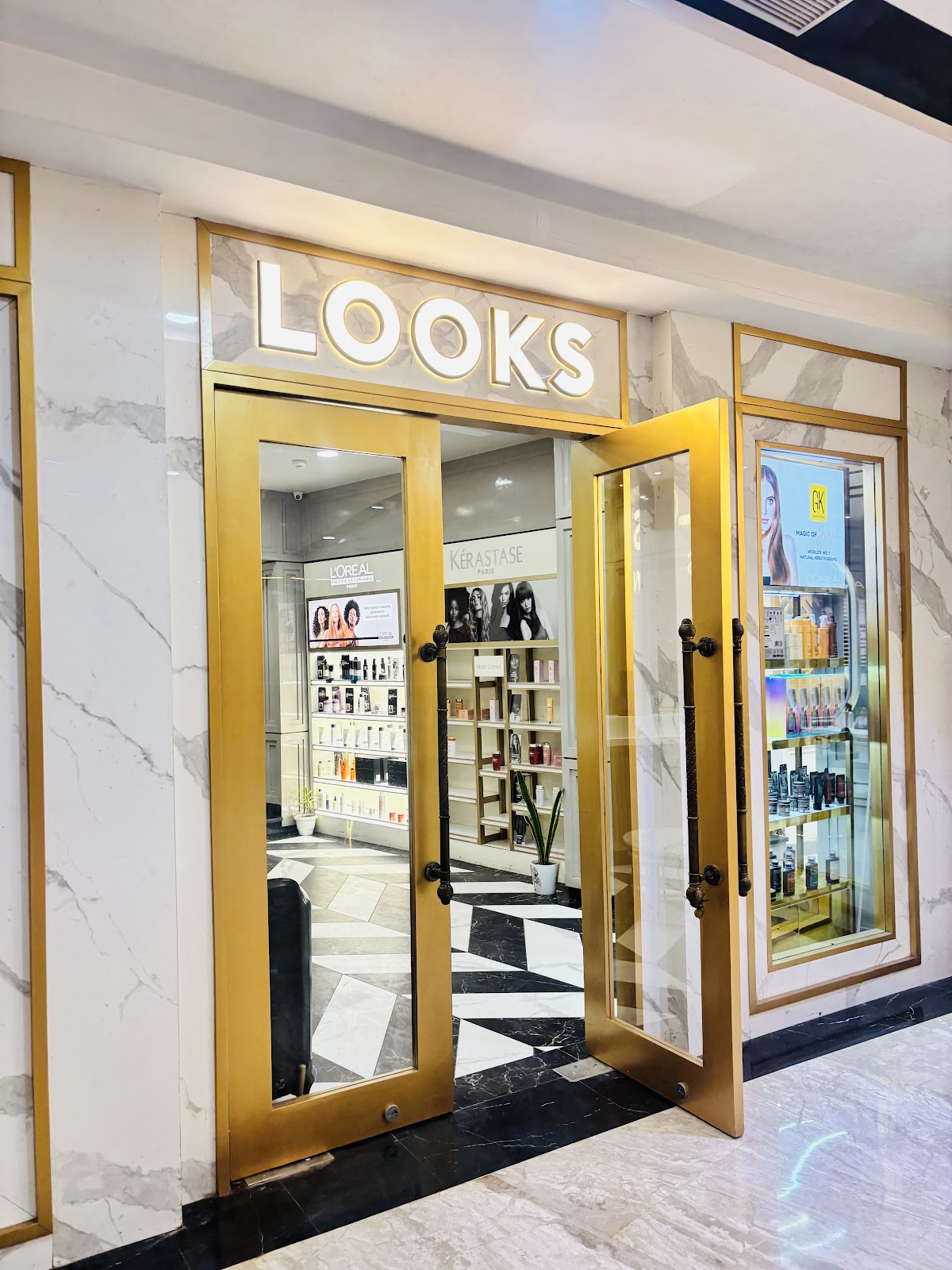 Looks Salon, Pacific Mall Netaji Subhash Place salon